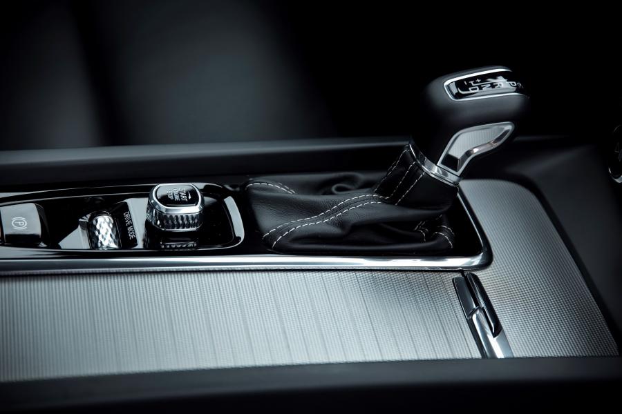 Детали интерьера Volvo S60 T8 Polestar Engineered 2018 года  (WW) (фото 17 из 51)